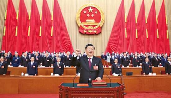 　　2023年3月10日，十四屆全國(guó)人大一次會(huì)議在北京人民大會(huì)堂舉行第三次全體會(huì)議。習(xí)近平全票當(dāng)選中華人民共和國(guó)主席、中華人民共和國(guó)中央軍事委員會(huì)主席。這是習(xí)近平進(jìn)行憲法宣誓。 新華社記者 鞠鵬/攝