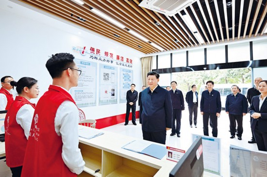 　2023年12月14日至15日，中共中央總書(shū)記、國(guó)家主席、中央軍委主席習(xí)近平在廣西考察。這是14日上午，習(xí)近平在南寧市良慶區(qū)蟠龍社區(qū)黨群服務(wù)中心考察。 新華社記者 燕雁/攝